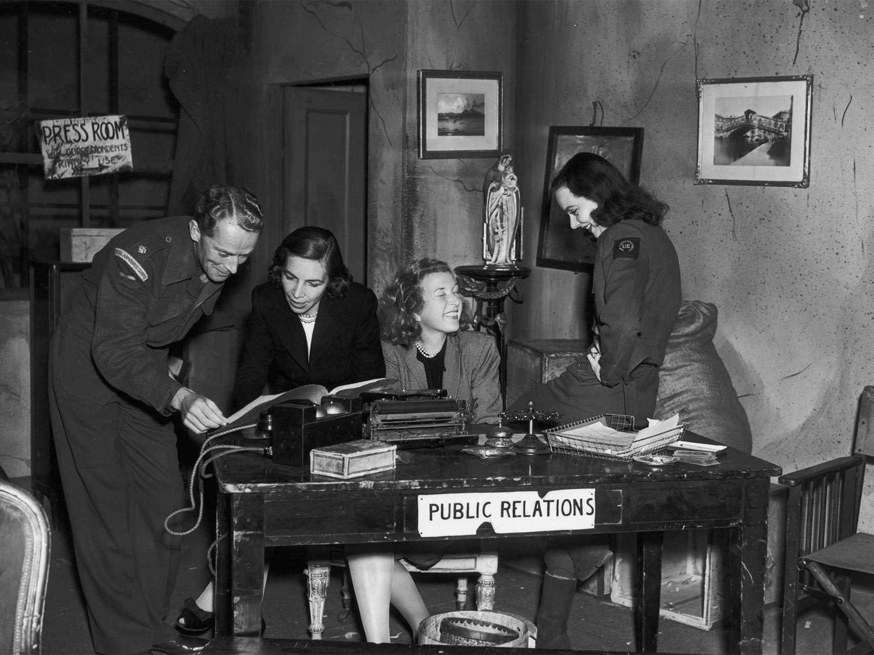 Martha Gellhorn (tercera por la izquierda) durante la II Guerra Mundial.