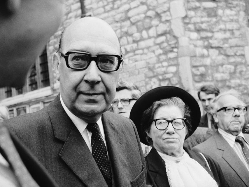 Philip Larkin junto a su musa, Monica Jones.