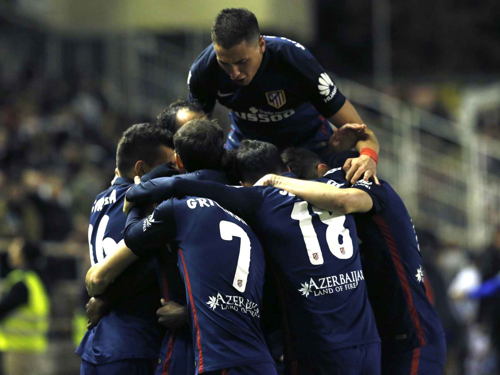 El Atlético de Madrid celebra la victoria en Vallecas.