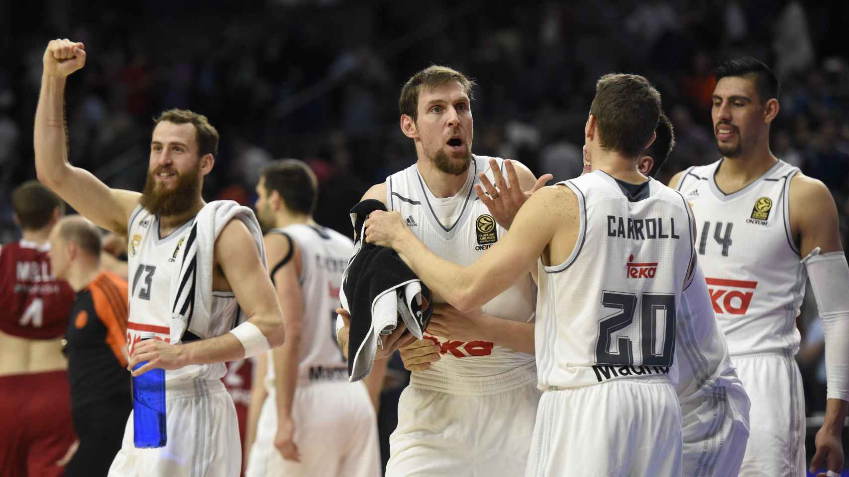 Los jugadores del Madrid celebran la victoria ante el Brose Baskets en Euroliga.