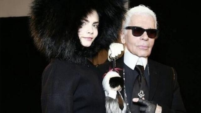 Cara Delevingne y Karl Lagerfel en el desfile de Fendi de 2014