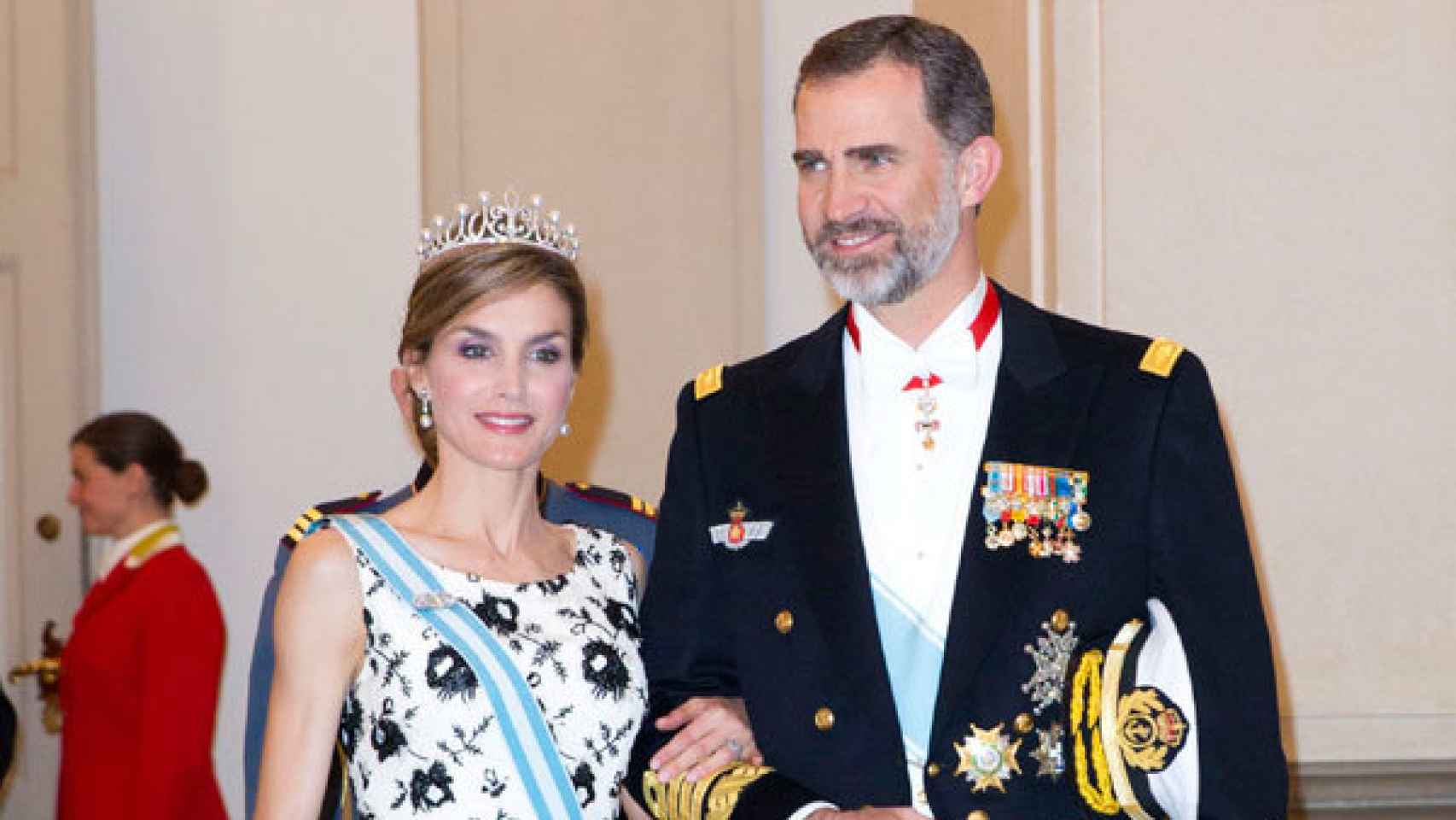 Doña Letizia estrena tiara de Ansonera de la mano del Rey Felipe VI