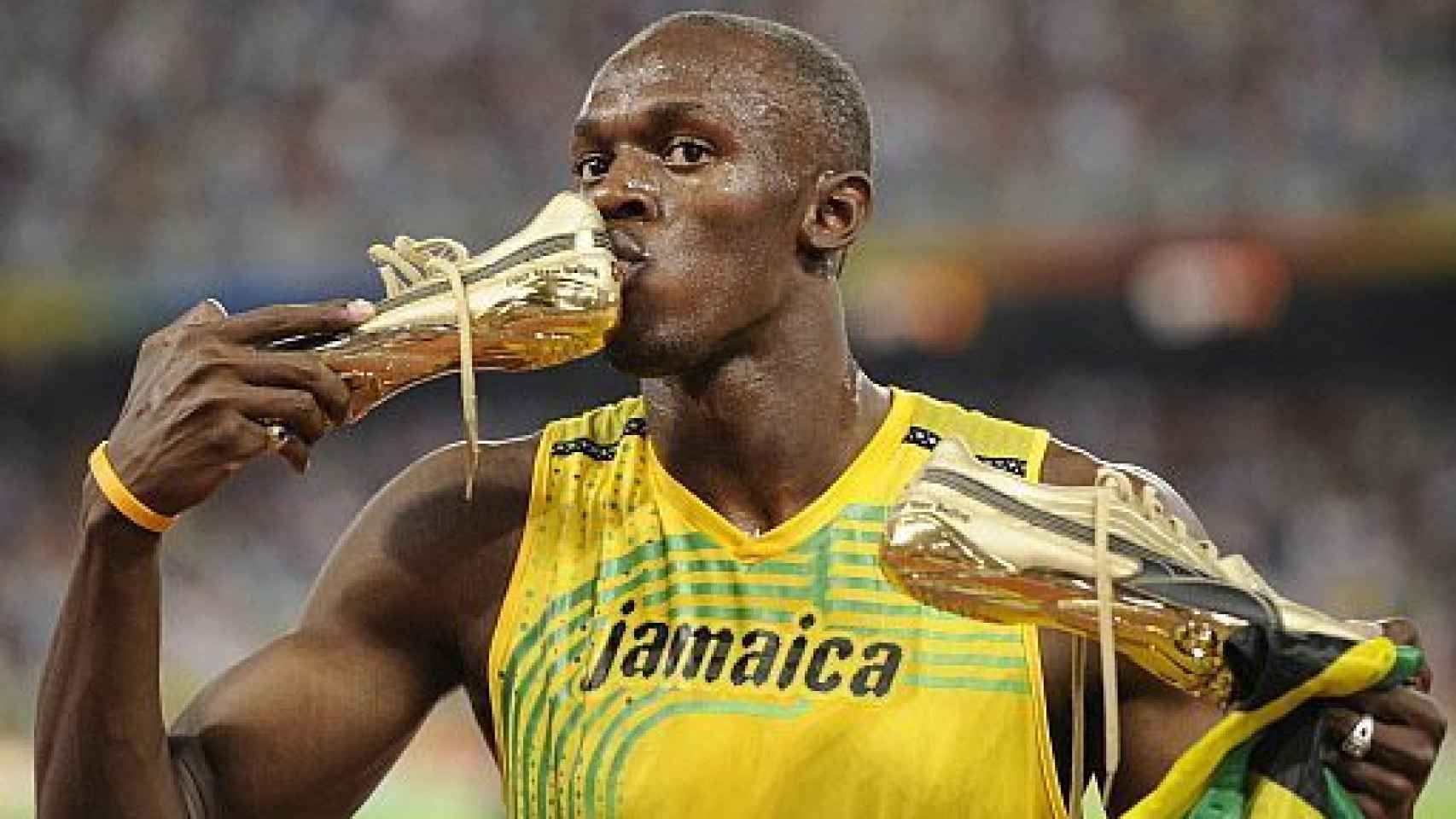 Usain Bolt besa sus zapatillas Puma último modelo