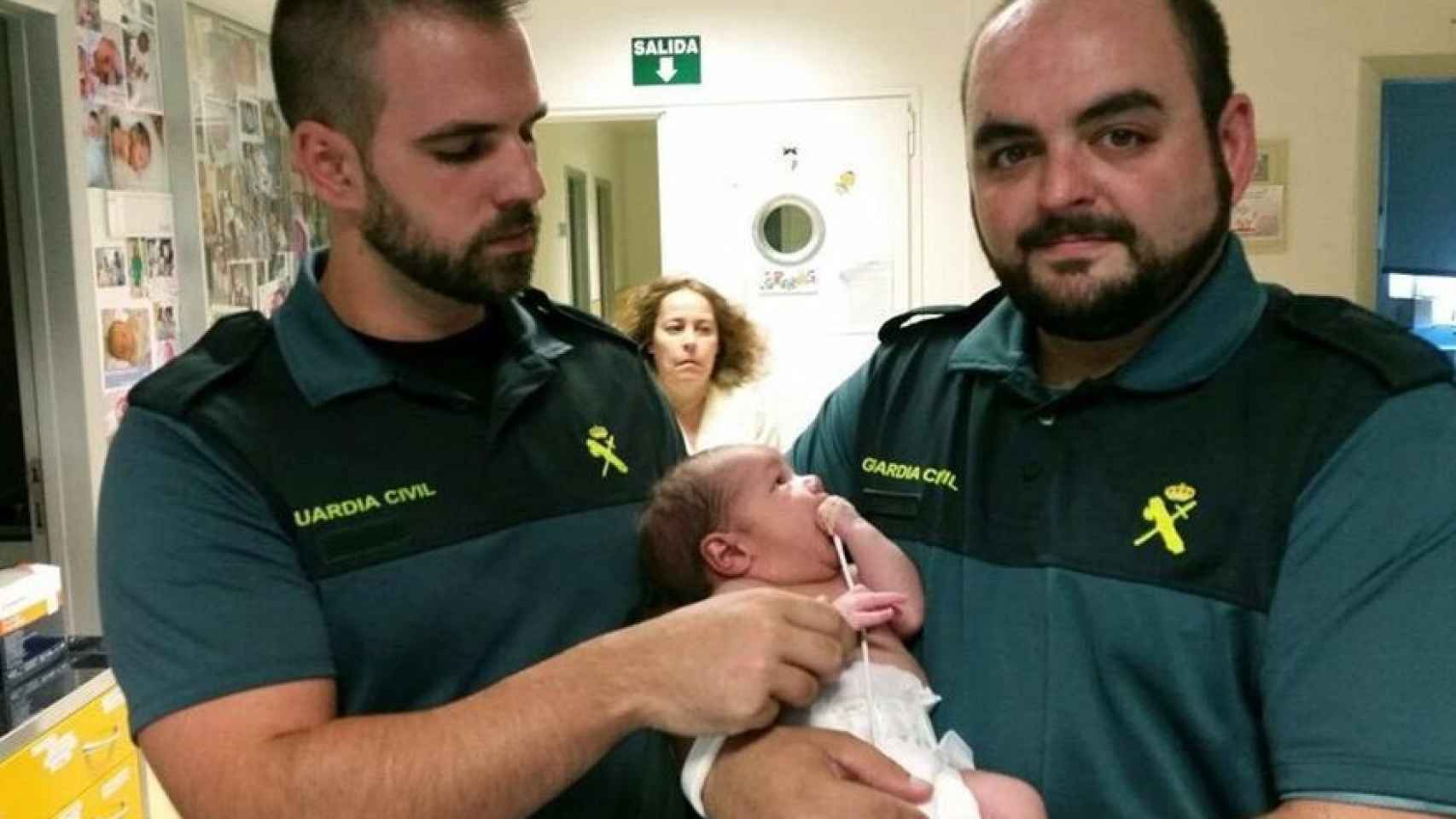 Carlos Rodríguez y Andrés Moyano con el bebé rescatado