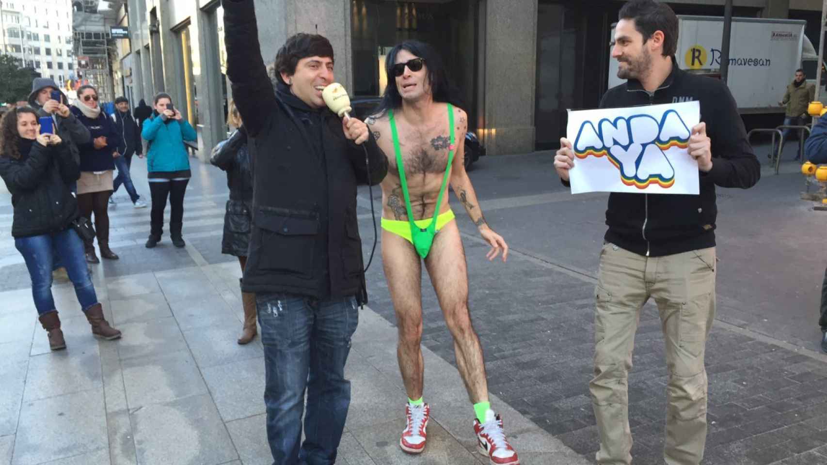 Mario Vaquerizo en trikini por las calles de Madrid