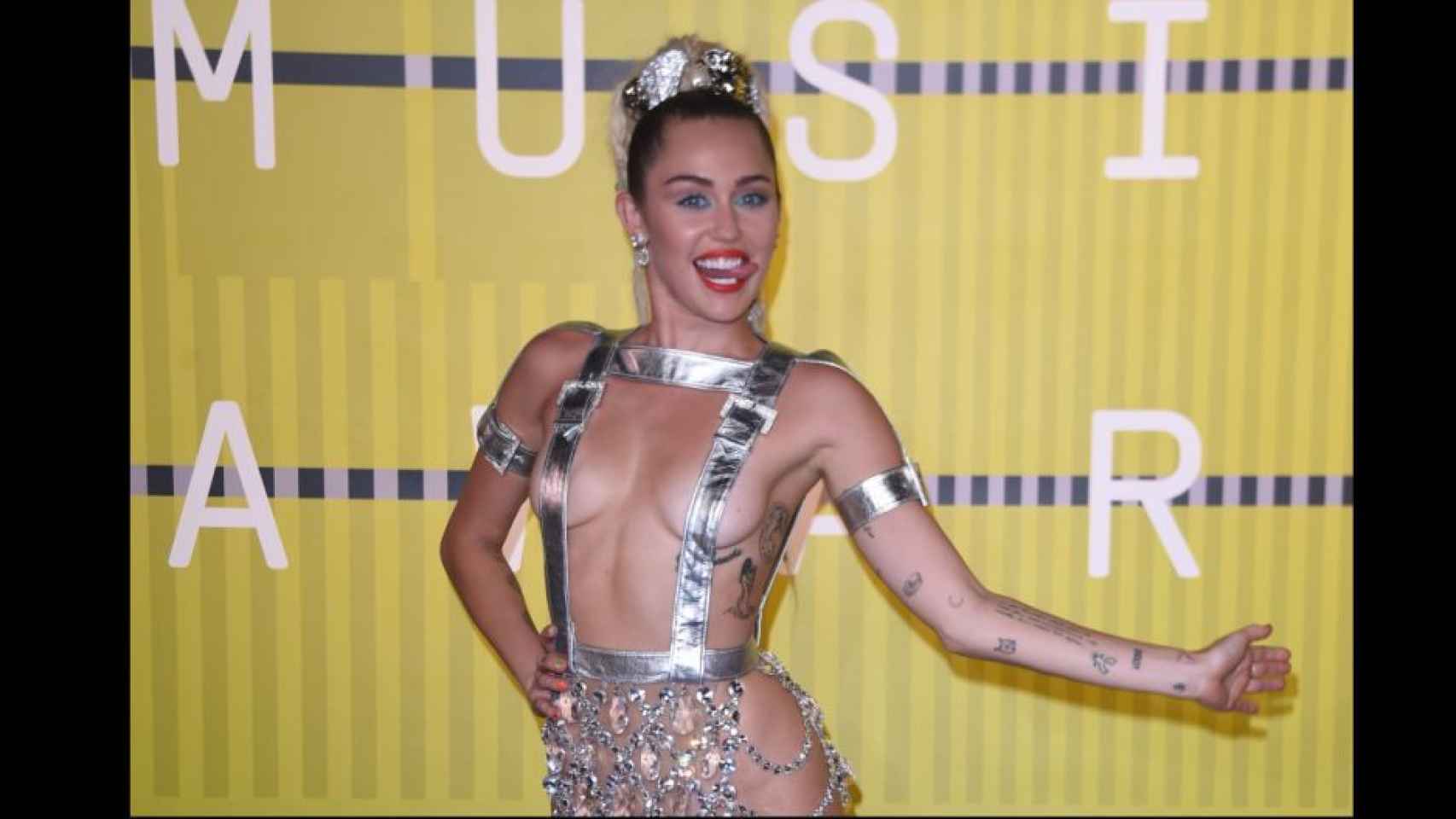 Miley Cyrus con uno de los vestidos que lució en gala MTV de este año