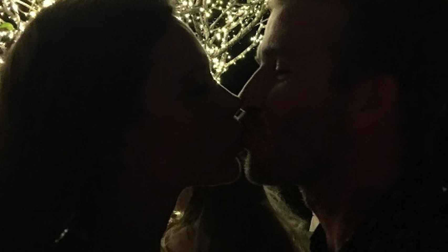 David y Victoria Beckham se besan para felicitarse el nuevo año