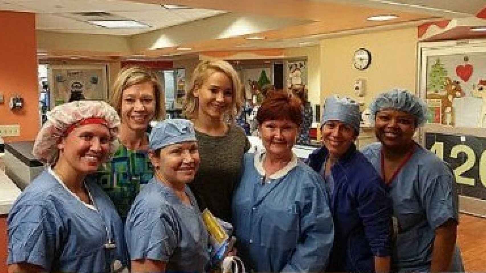 Jennifer Lawrence y el equipo médico del Hospital infantil Kosair en Nueva York