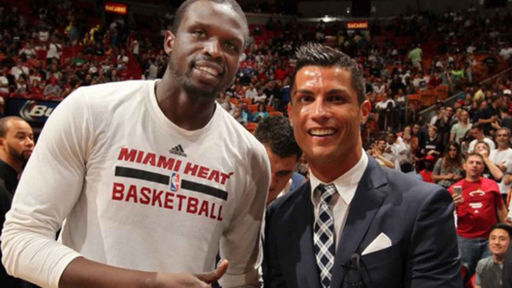 Cristiano posa junto a Deng, de los Miami Heat