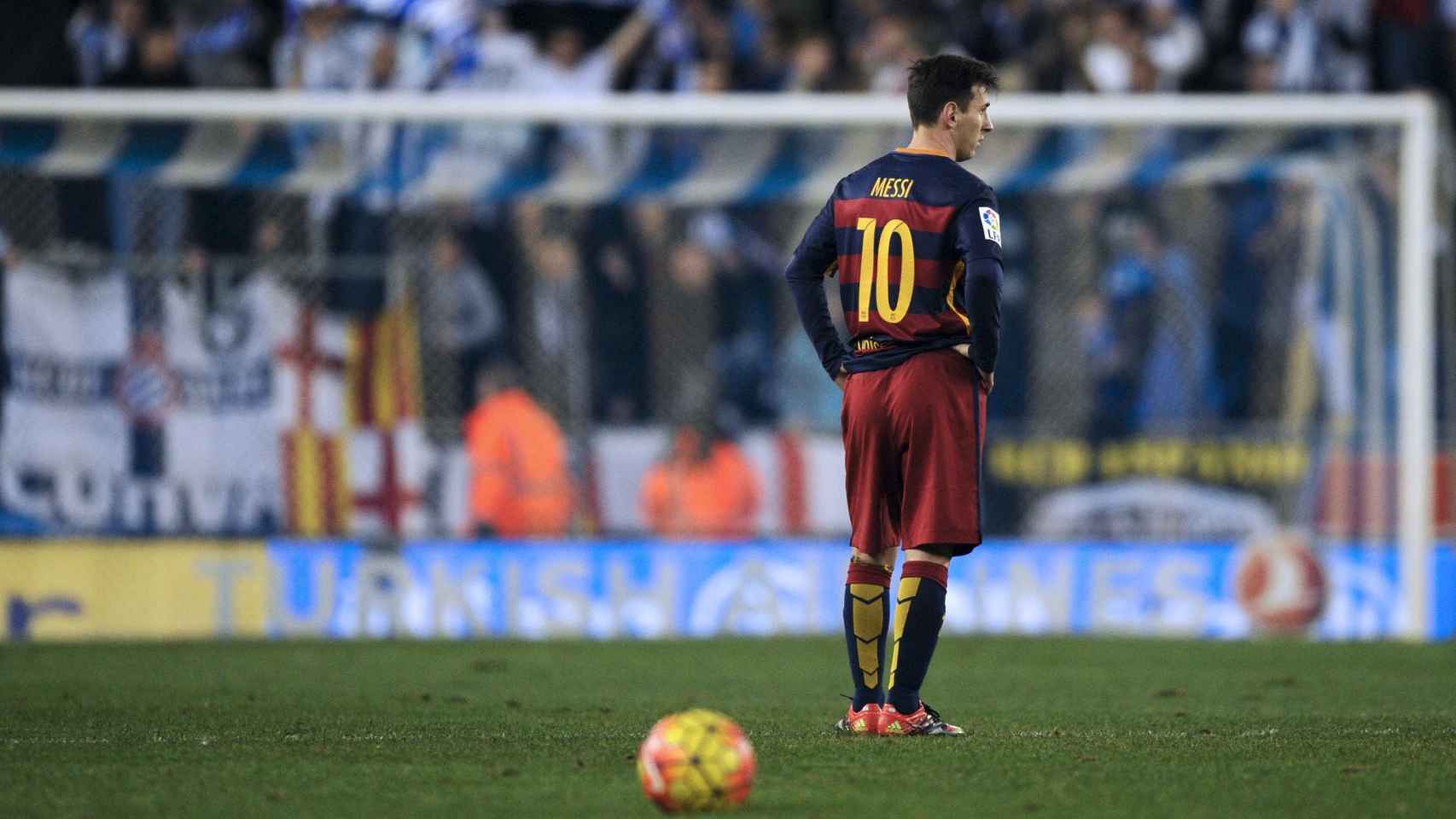 Messi se lamenta durante el partido contra el Espanyol.