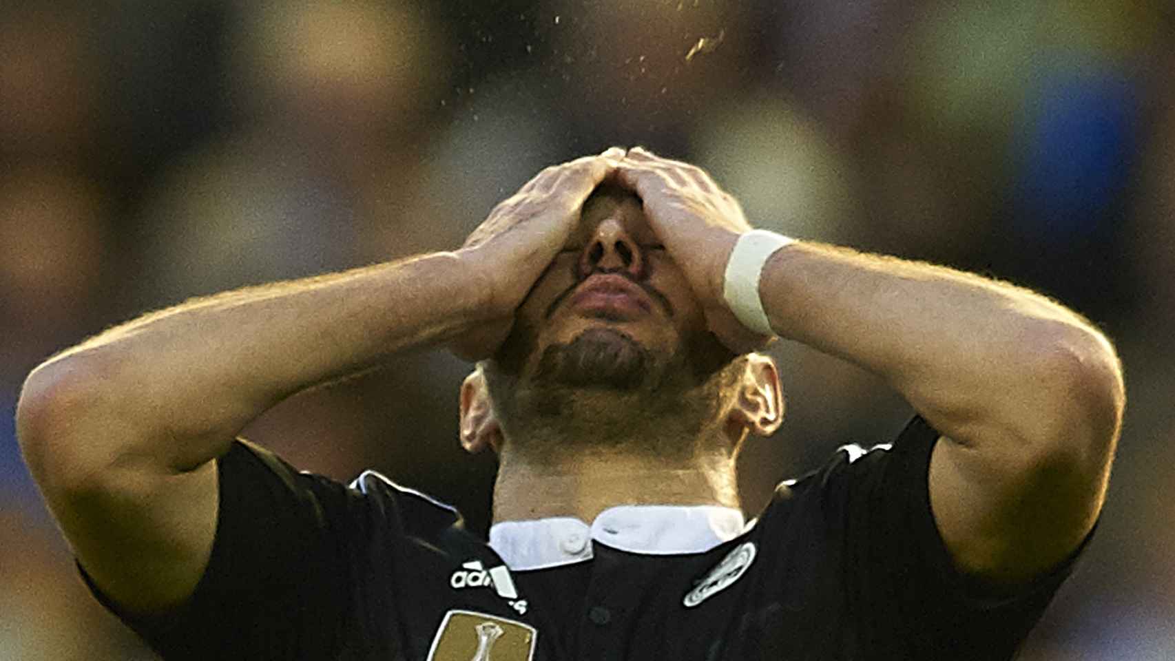 Benzema se lamenta durante el partido contra el Valencia en enero de 2015.