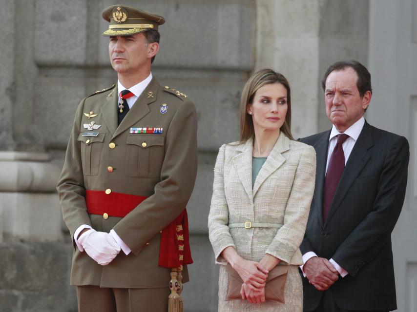 El rey Felipe VI y la reina Letizia con Jaime Alfonsín en junio de 2014.