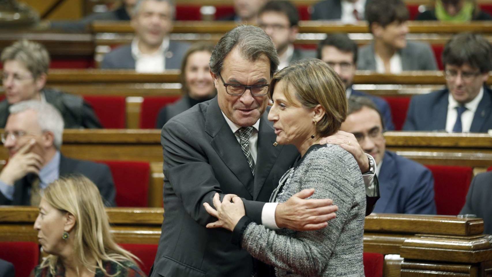 Artur Mas se abraza a la nueva presidenta de la Cámara, Carme Forcadell.