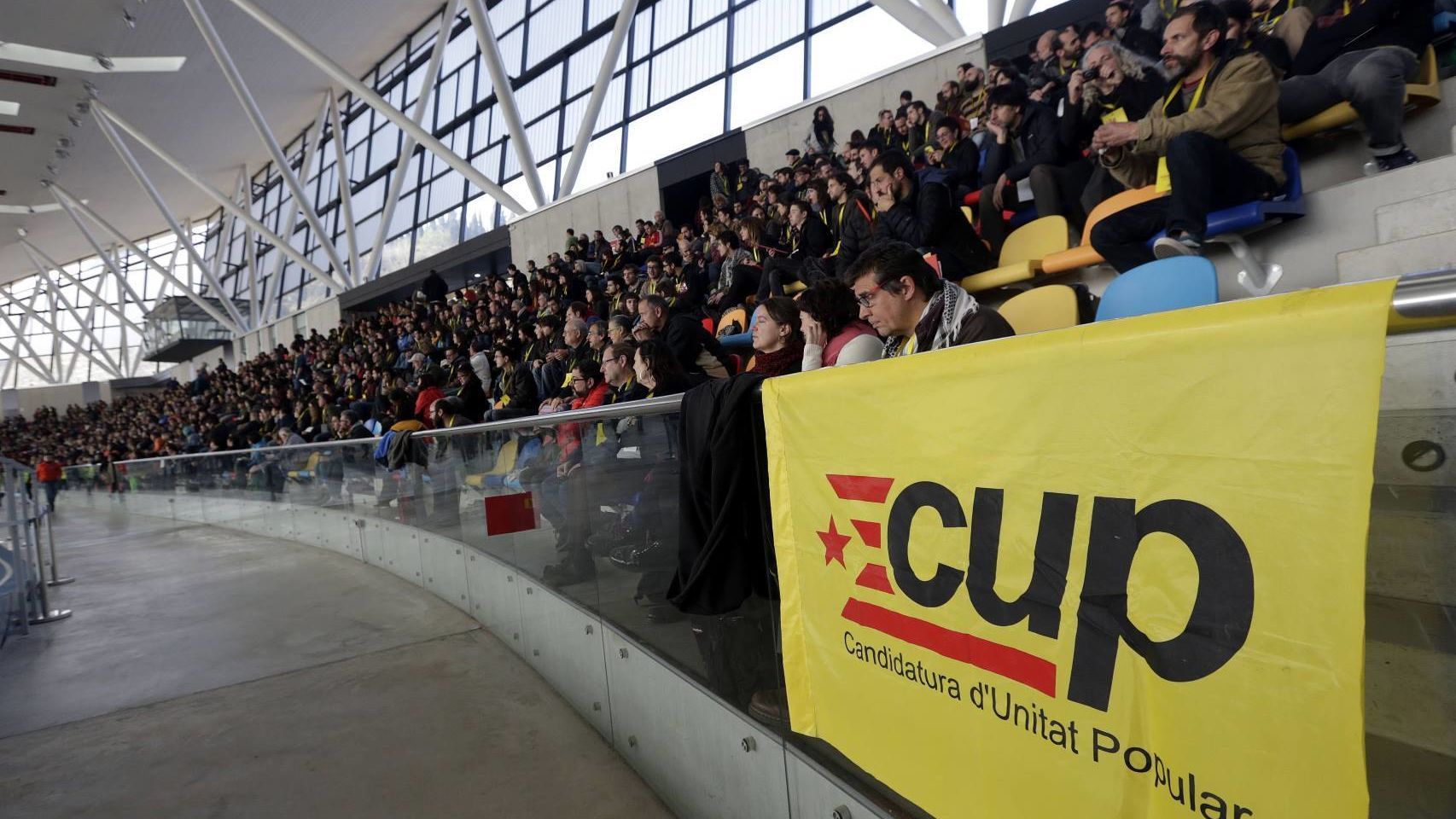 La asamblea de la CUP en la pista de atletismo de Sabadell.