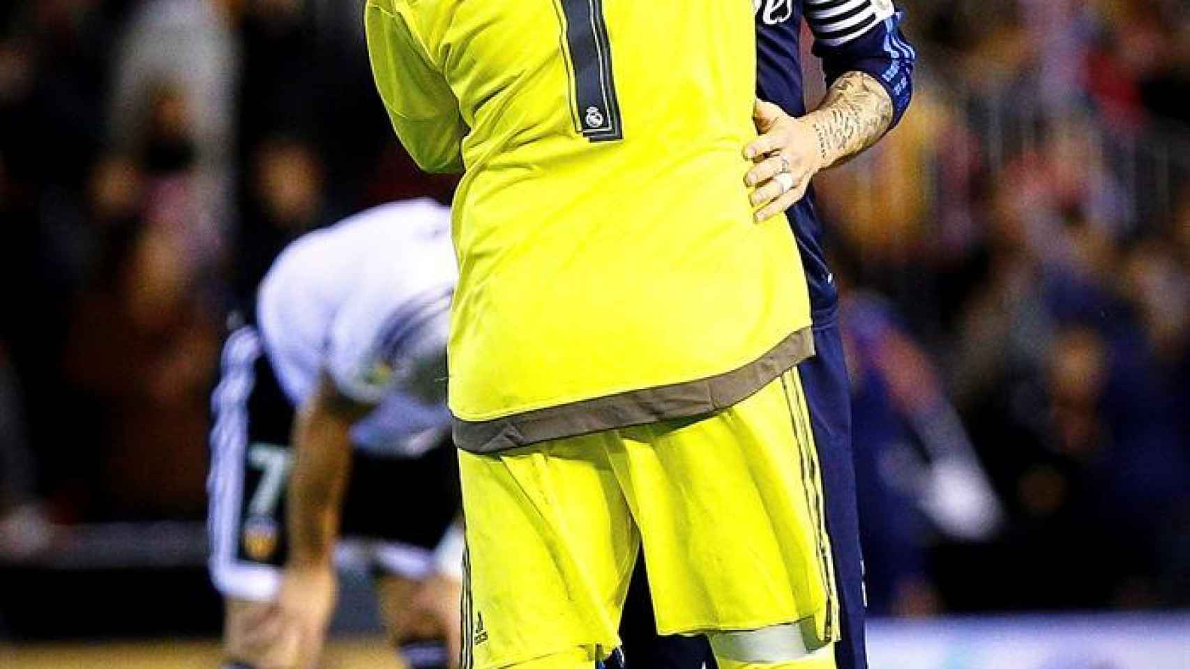 Sergio Ramos abraza a Keylor Navas al final del partido contra el Valencia.