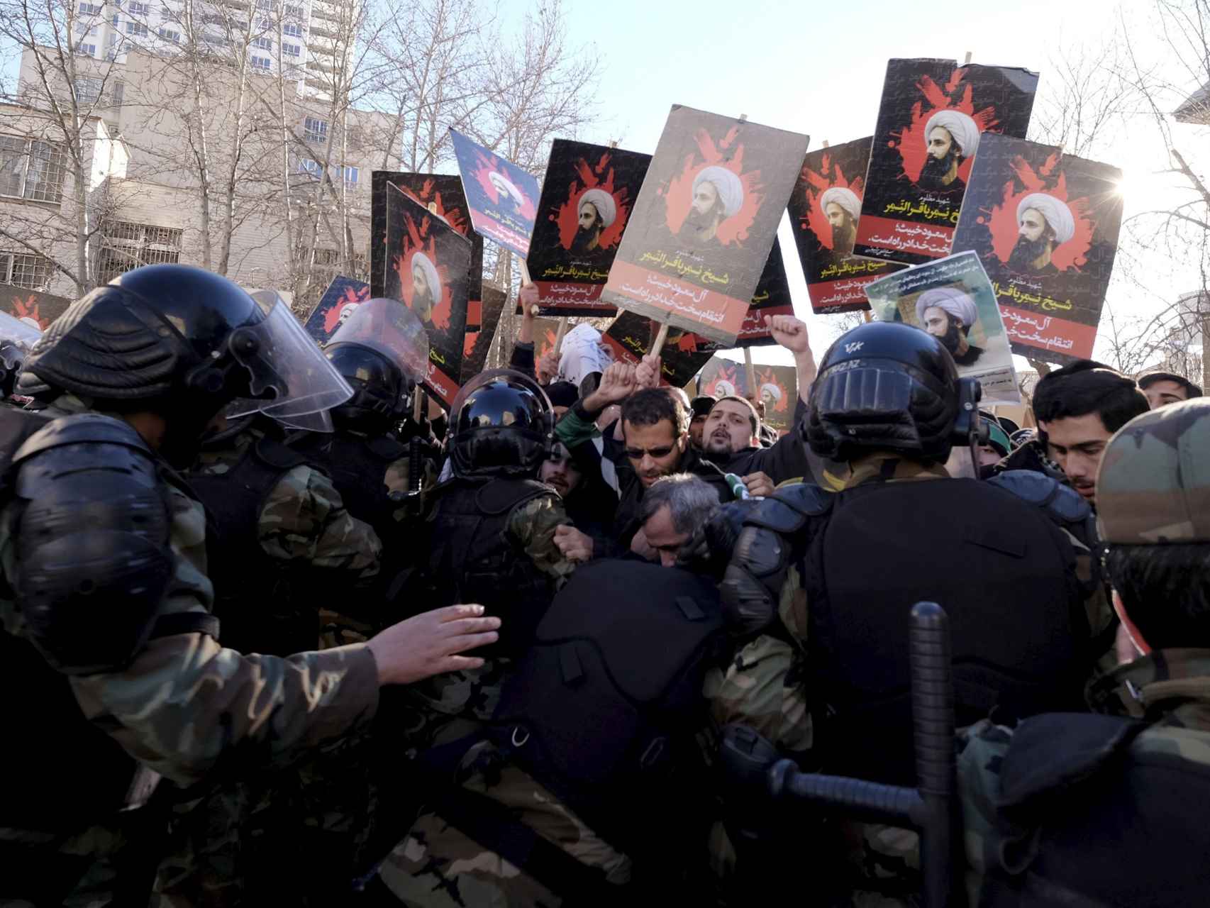 La policía iraní contiene a los manifestantes ante la embajada saudí.