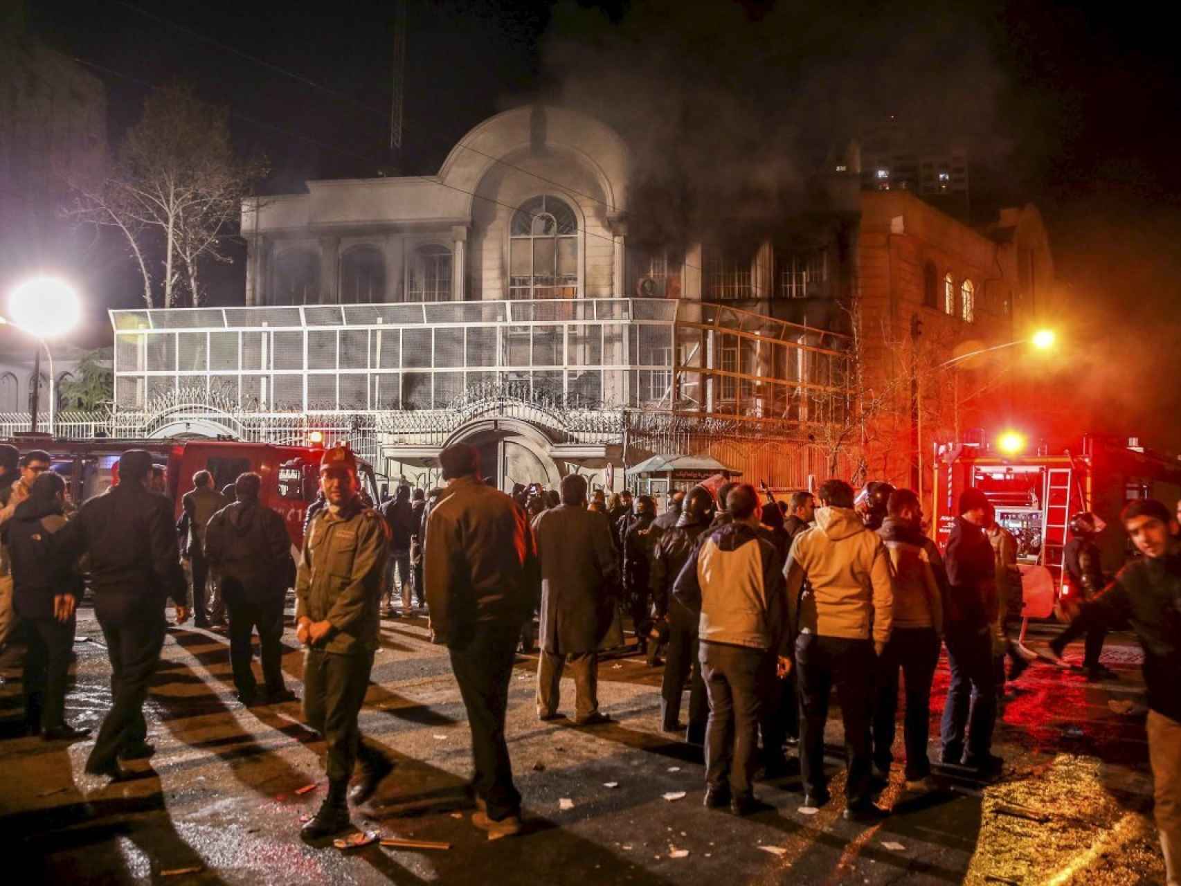 La embajada saudí en Teherán, envuelta en humo tras ser atacada por unos manifestantes.