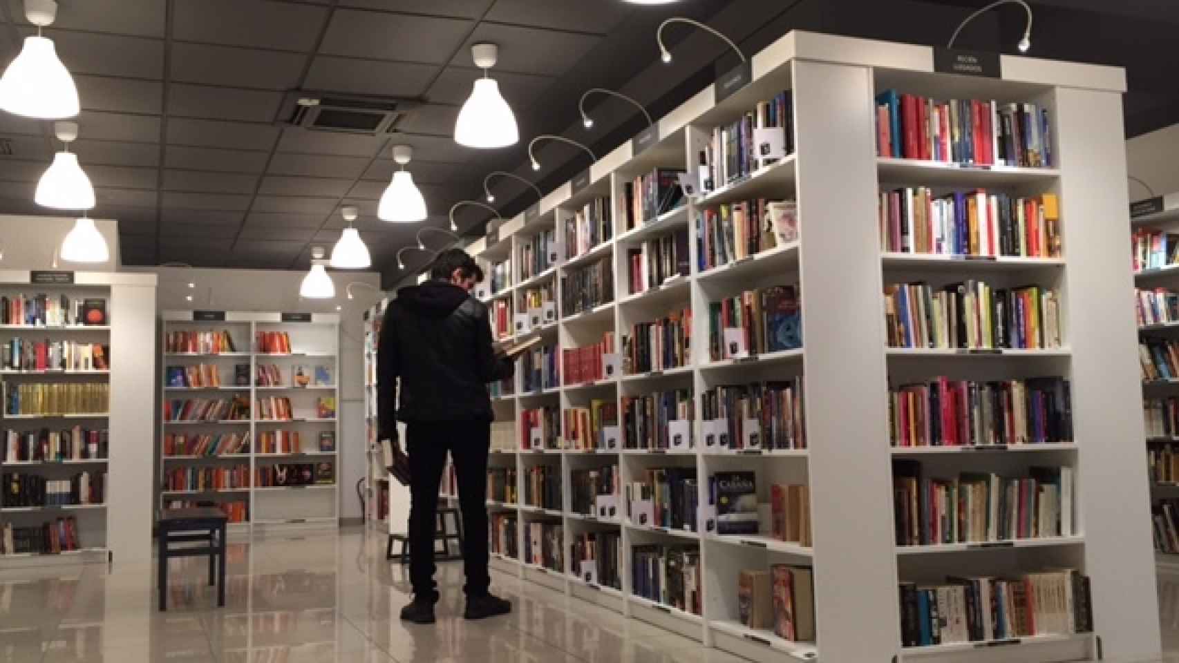 El interior de Re-Read, una librería low cost de Madrid.