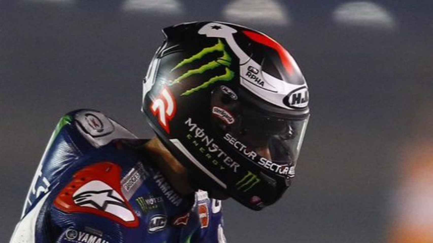 La espuma interior del casco HJC cae sobre los ojos de Lorenzo en Qatar.