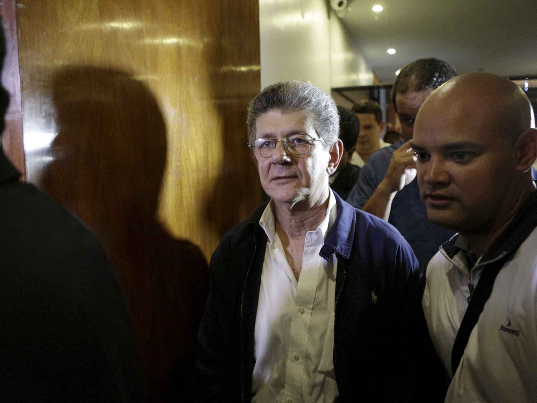 Henry Ramos Allup camino de una rueda de prensa en Caracas.