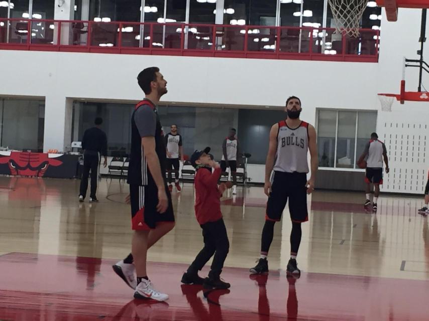 Gasol y Mirotic jugaron un 21 con el joven Diego Ruiz.