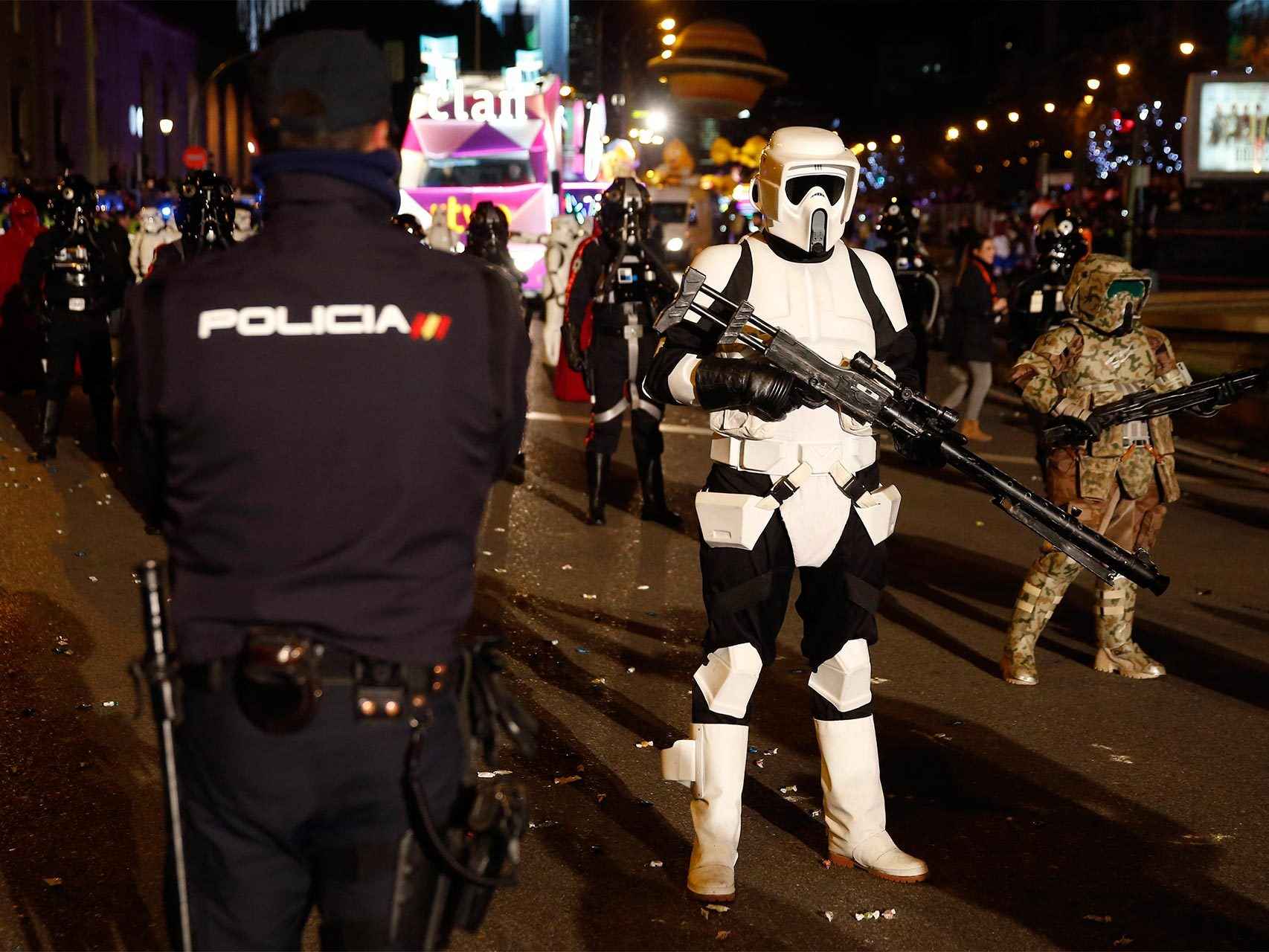 Un policía frente a soldados de asalto de Star Wars.