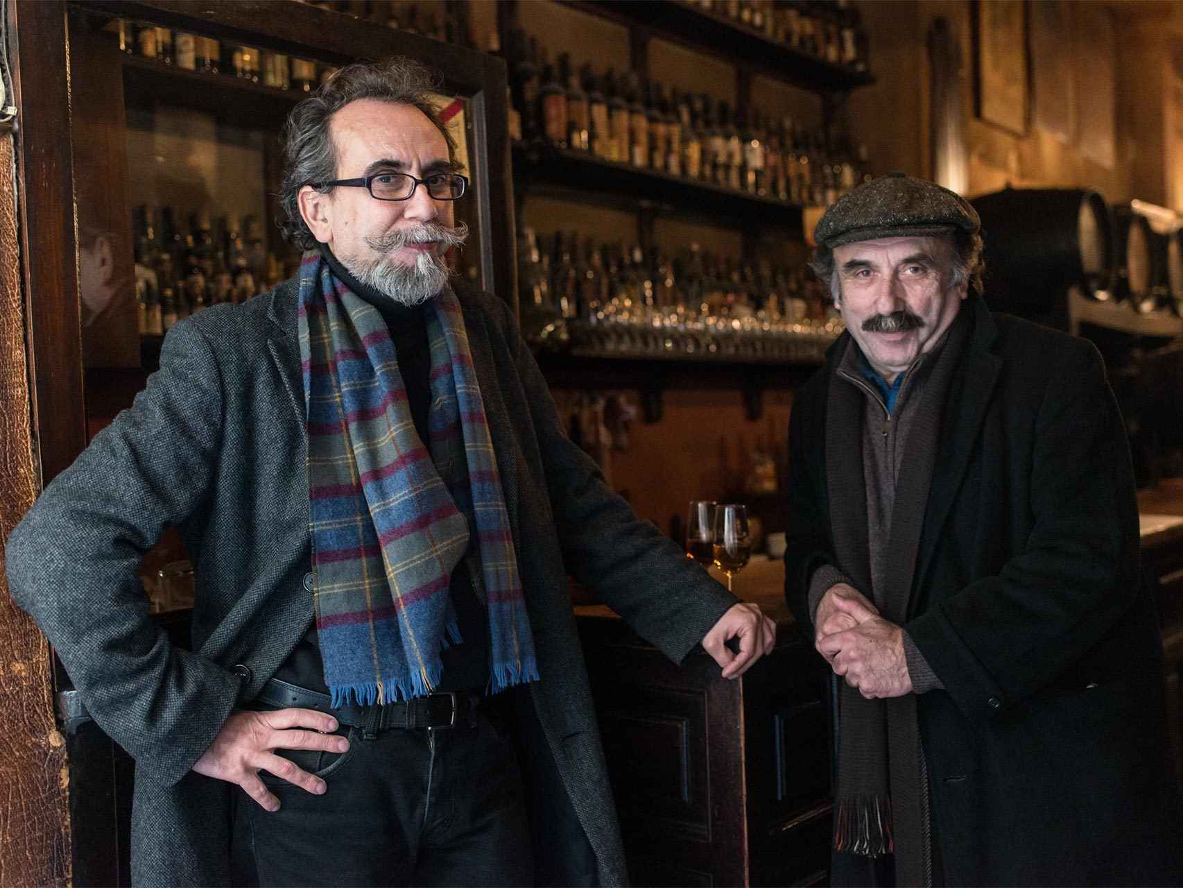 Eusebio Calonge y Paco de La Zaranda, en un bar del centro de Madrid
