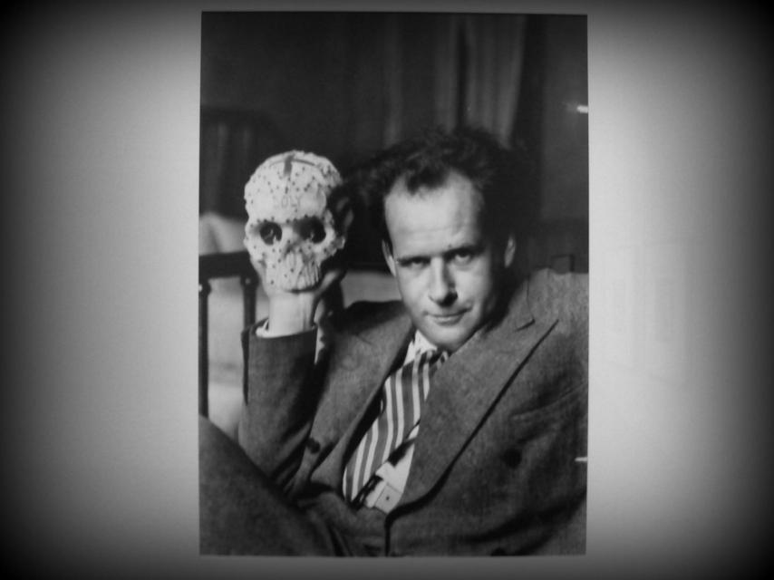 Eisenstein, en México en 1931, con una calavera de azúcar