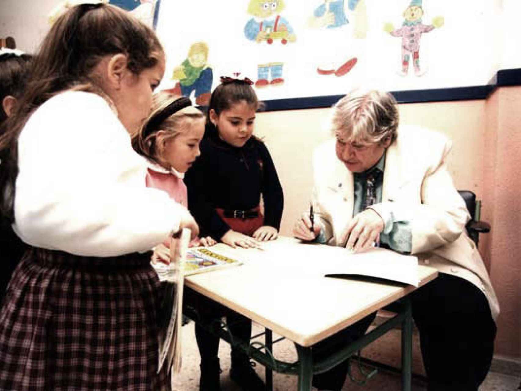 Gloria Fuertes, firmando libros para niños.