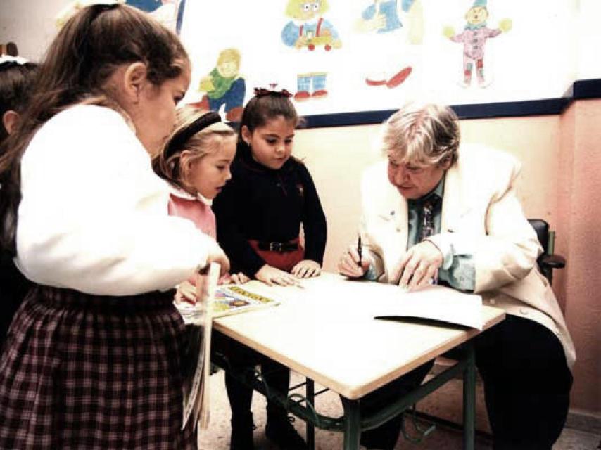 Gloria Fuertes, firmando libros para niños.