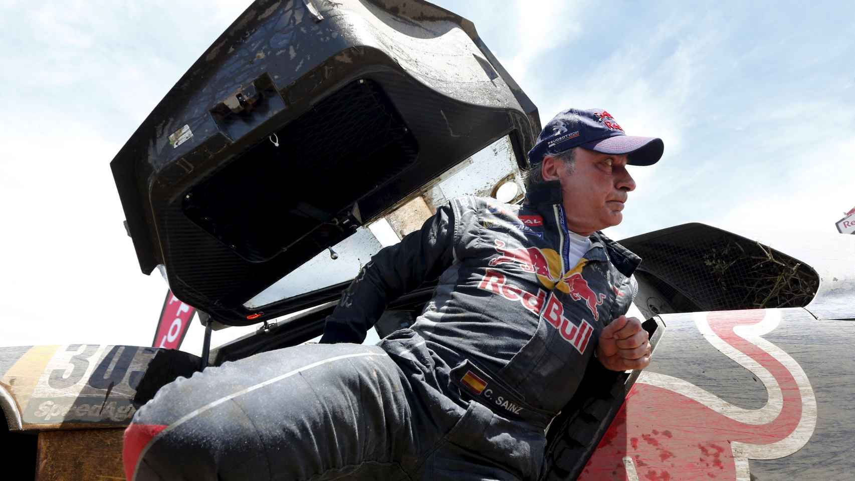 Carlos Sainz sale de su Peugeot en Termas de Río Hondo