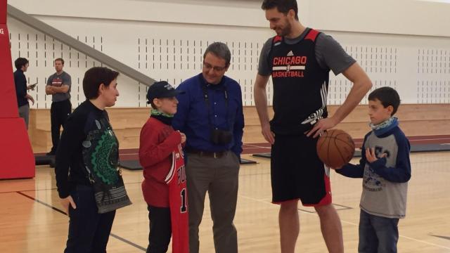 Pau Gasol, junto a Diego Ruiz y su familia en el Advocate Center.