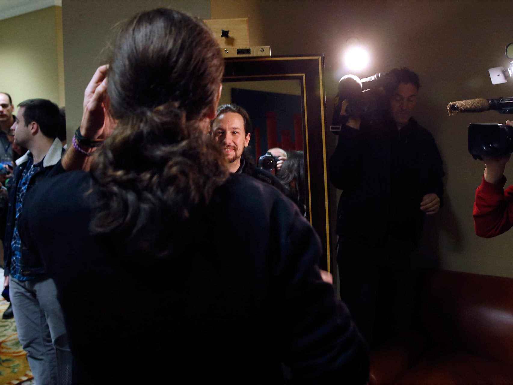 Pablo Iglesias se atusa el pelo antes del retrato para su ficha como diputado.