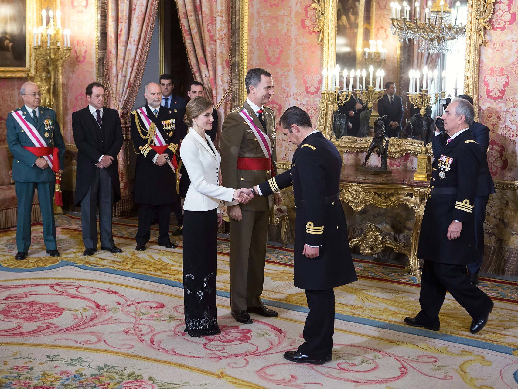 Los reyes reciben a la cúpula militar en el Palacio Real.