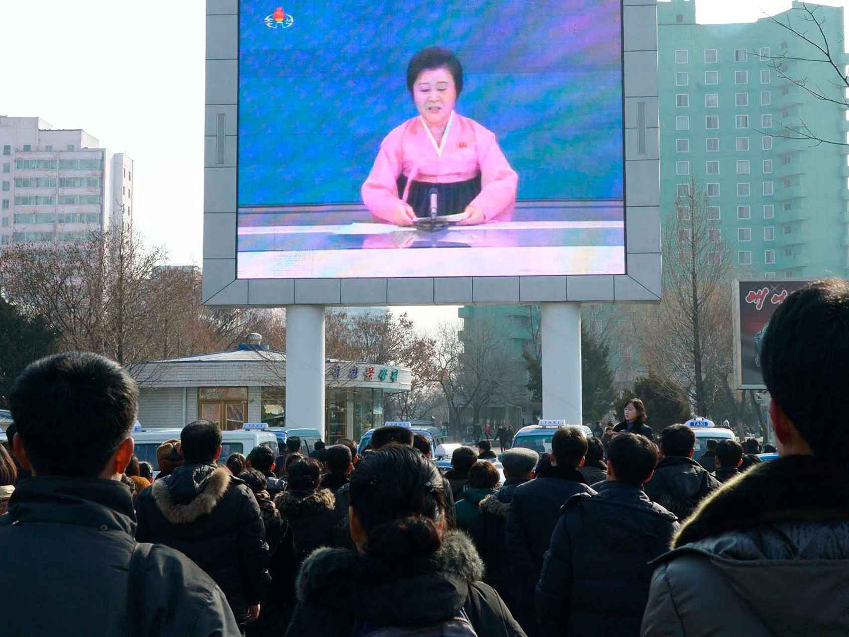 Norcoreanos siguen el anuncio del ensayo nuclear.