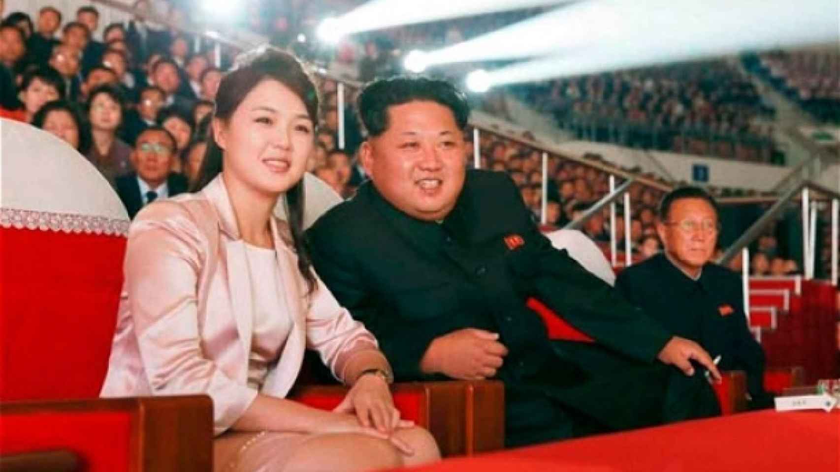 Kim y su esposa en una imagen distribuida por el régimen