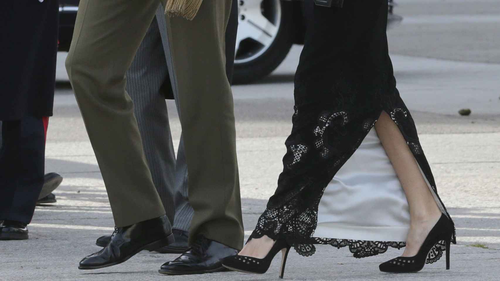La Reina con falda larga en seda negra y bordado en hilo negro con sus tacones