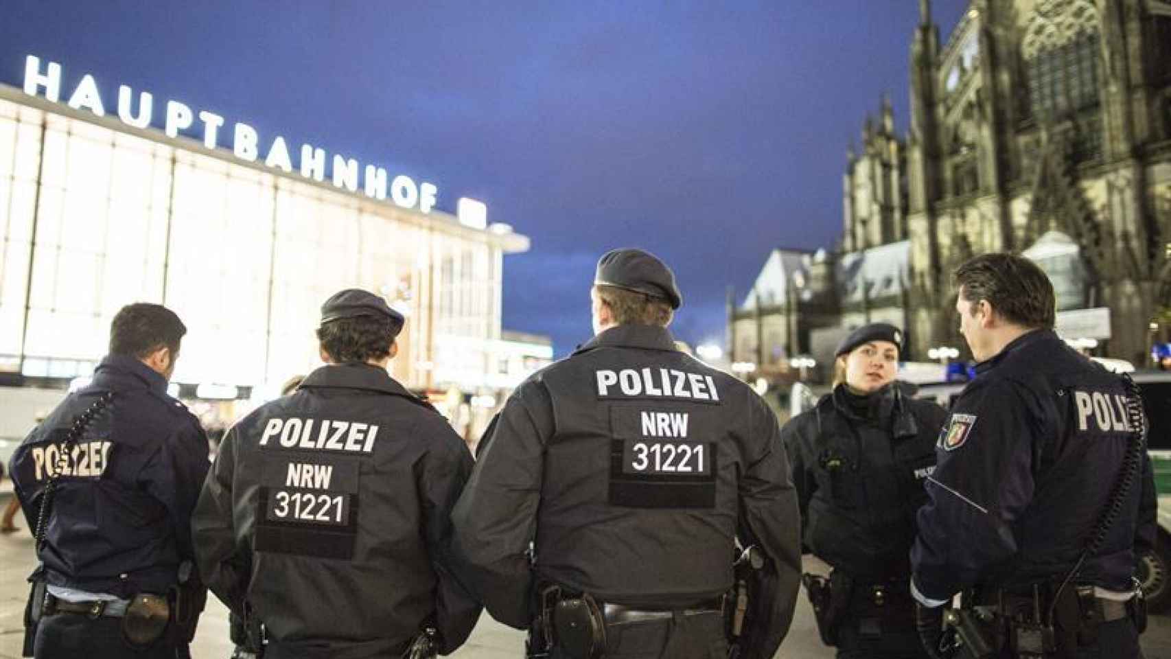 Policía desplegada en el entorno de la estación y la catedral de Colonia.