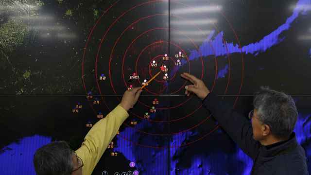 Ko Yun-hwa, del servicio meteorológico surcoreano, señala el punto del temblor.