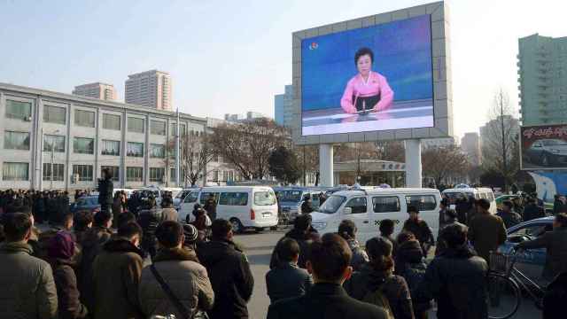 Ciudadanos norcoreanos escuchan en las calles de Pyongyang el anuncio del ensayo.