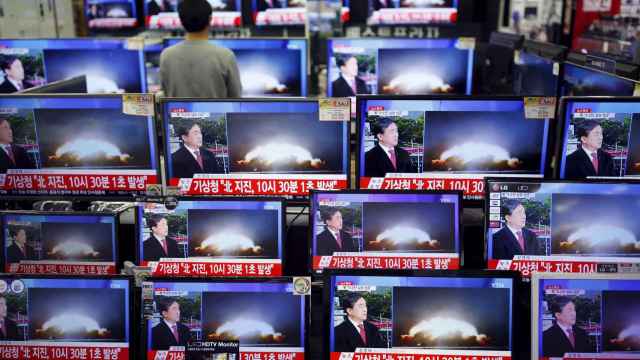 Una tienda de electrónica de Seúl muestra la cobertura del desafío nuclear de Corea del Norte