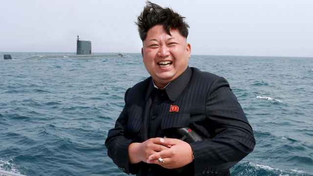 El líder norcoreano posa, cigarrillo en mano, ante uno de los submarinos de su Ejército.