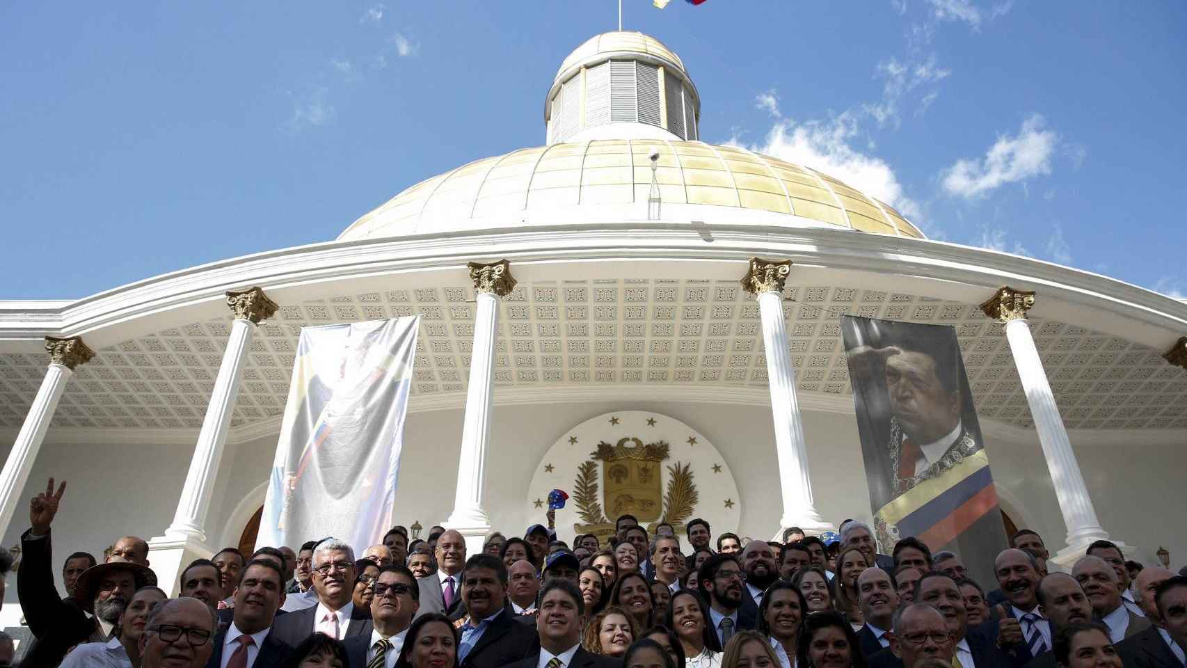 Los diputados electos de la MUD posan ante la Asamblea Nacional venezolana.