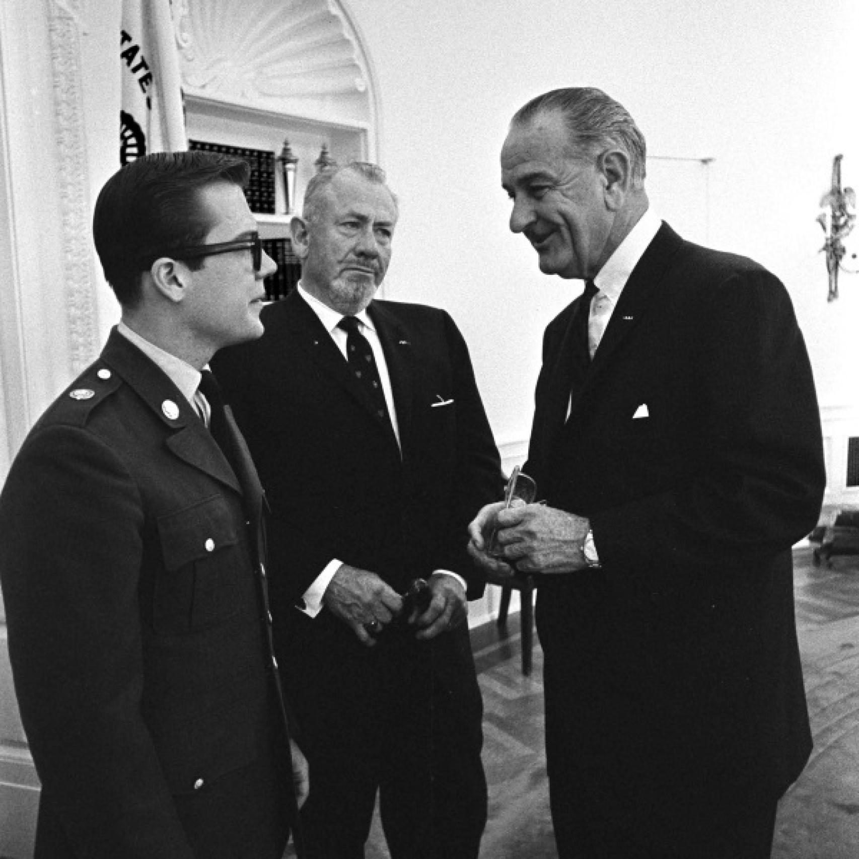 JohnSteinbeck, en el centro, junto al presidente Lyndon B. Johnson y su hijo (19).