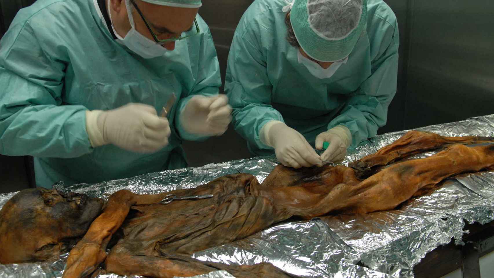 Dos investigadores toman biopsias a la momia en noviembre de 2010.