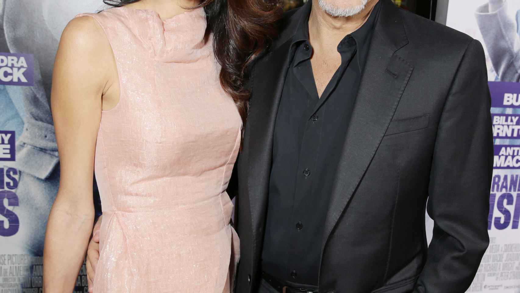 Amal Alamuddin y George Clooney en la premier  de 'Our Brand is Crisis' en Los Ángeles