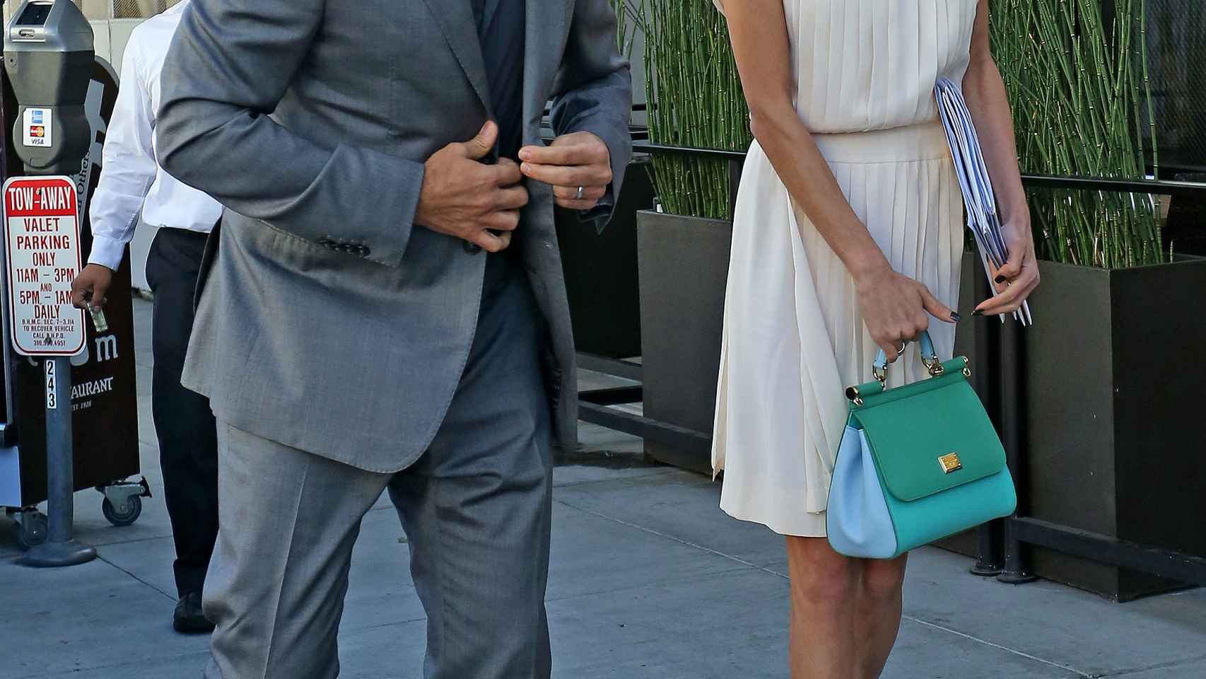 El matrimonio Clooney cazado por los paparazzi mientras pasean por Beverly Hills