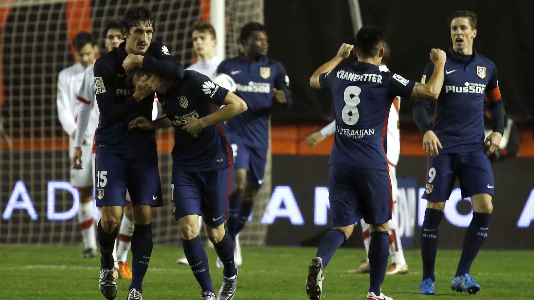 Los jugadores del Atlético celebran el gol de Saúl.