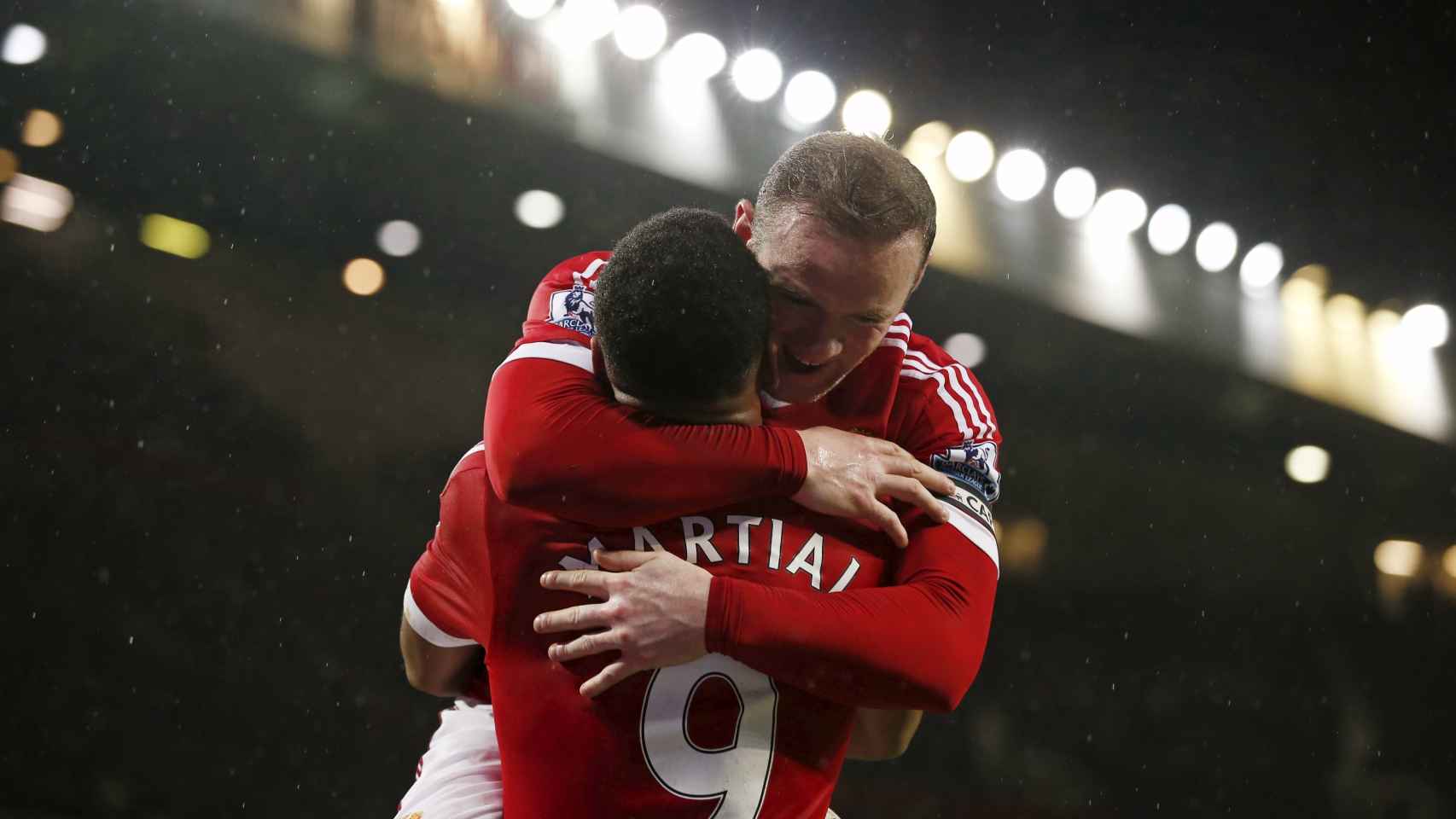 Martial y Rooney celebran un gol.