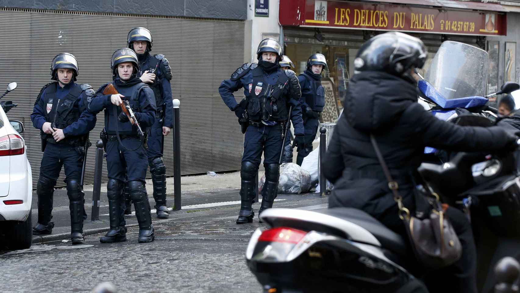 La policía francesa asegura la zona del incidente.